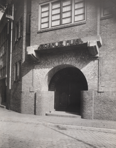220515 Gezicht op de ingang van het Oranjehuis (Nieuwekade 30) te Utrecht.N.B. Het gebouw werd op 27 november 1924 ...